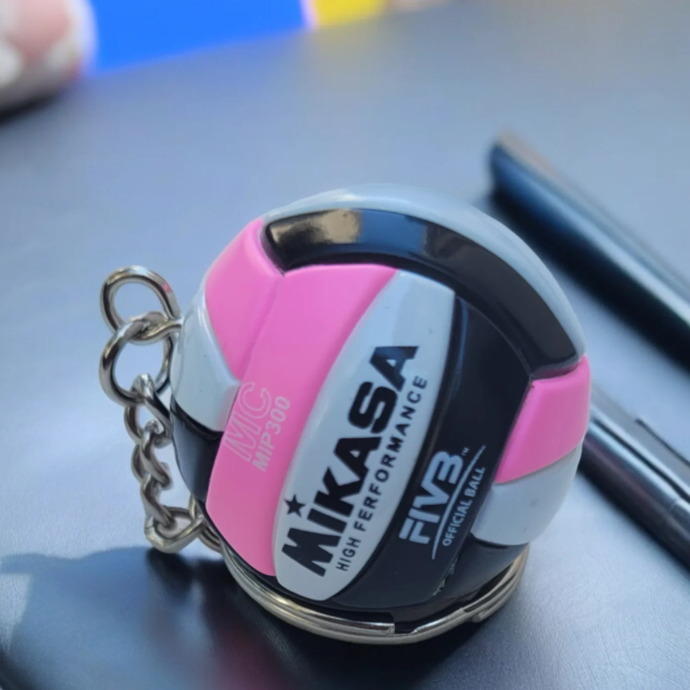 Voleybol Topu Anahtarlık 38 mm Pembe Siyah - Mini Voleybol Çanta Süsü - Görsel 3