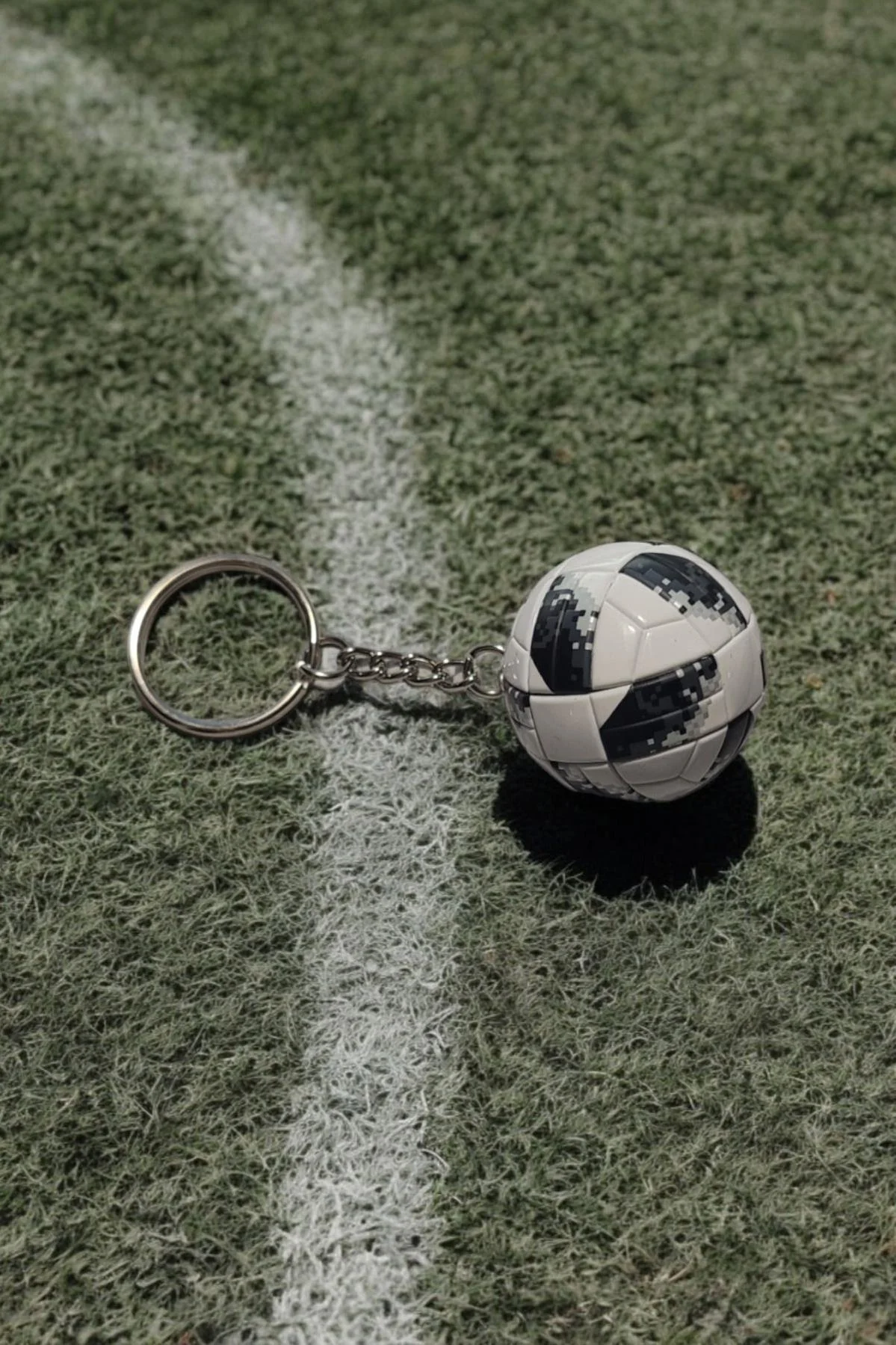 Futbol Topu Anahtarlık Gri Pikselli Desen - Mini Top Çanta Süsü - Görsel 2